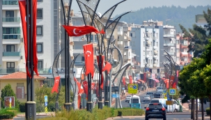 ALİAĞA, BÜYÜK ZAFER İÇİN BAYRAKLARLA DONATILDI