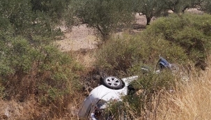 Dikili'de  virajı alamayan otomobil kanala yuvarlandı: 3 yaralı