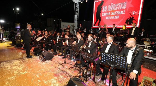 Gaziemir'de 99. gurur yılına yakışır kutlama