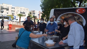 MHP Aliağa İlçe Teşkilatı Vatandaşlara Aşure Dağıttı