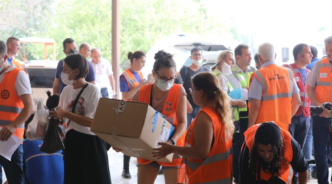 Vatandaşlar Yardım Noktalarında Büyük Çaba Sarf Ediyor