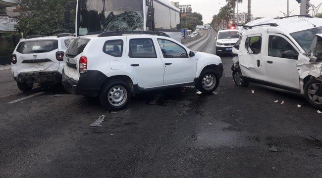 Aliağa'da kontrolden çıkan servis otobüsü korku yarattı.