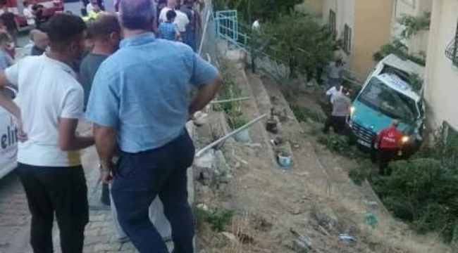 Menemen'de Freni boşalan Minibüs apartman bahçesine düştü. Kazada 14 kişi yaralandı