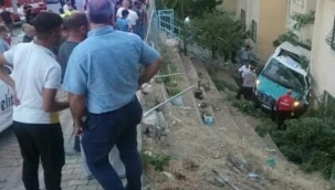 Menemen'de Freni boşalan Minibüs apartman bahçesine düştü. Kazada 14 kişi yaralandı