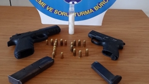 Polisin takibe aldığı şüphelilerden uyuşturucu ve silah çıktı