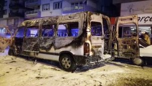 Seyir halindeki minibüs alev topuna döndü