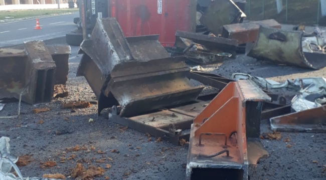 Aliağa'da hurda yüklü  kamyon devrildi