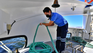 İZDENİZ'in ilk kadın güverte personeli Tuğba Çokoğullu: "Erkeğin yaptığı her işi kadın da yapar"