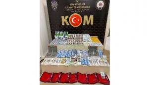 İzmir'de binlerce adet kaçak tıbbi malzeme ele geçirildi