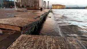 İzmir'de şiddetli fırtına yüzlerce kiloluk beton blokları yerinden söktü