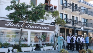 TÜRKİYENİN İLK OTELCİLİK OKULU MEZUNLARI TURİZMCİ ADAYLARIYLA FOÇADA BULUŞTU