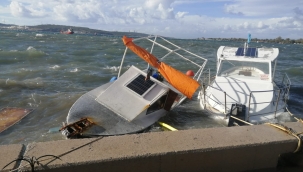 Aliağa'da fırtına nedeniyle tekneler battı