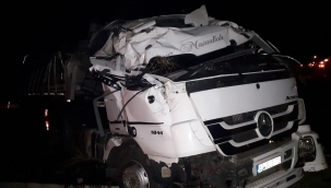 Menemen'de kömür yüklü TIR devrildi: 1 yaralı 