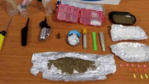 Uyuşturucu satıcısı, okul önünde yakalandı