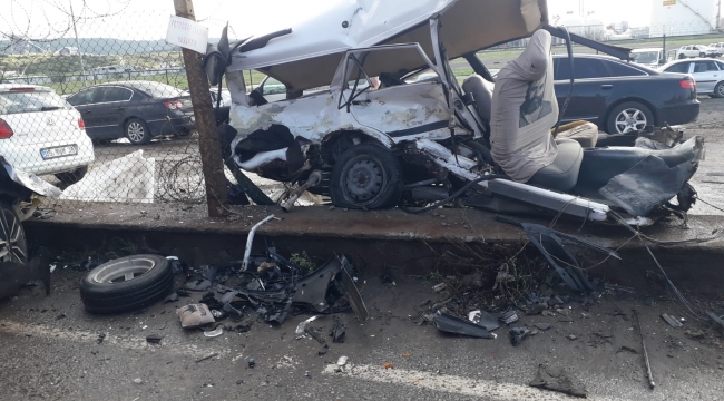  Aliağa'da feci kaza: Otomobil ikiye bölündü