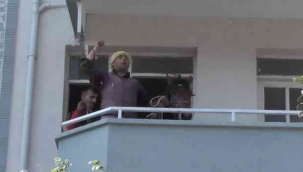 Bergama'da Bir Kişi Atıyla daireye çıktı, herkes şaşırdı