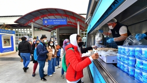 İzmir Büyükşehir Belediyesi'nden öğrencilere sıcak yemek