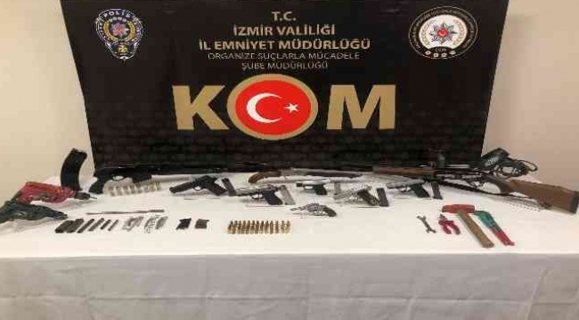 İzmir'de silah kaçakçılığı operasyonu: 4 gözaltı