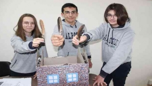 Alp Oğuz Anadolu Lisesi Öğrencileri Tavuk tüyünden yalıtım malzemesi geliştirdiler