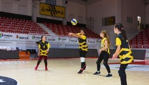 Aliağa'nın Mini Voleybolcuları Başarılarına Yenisi Ekledi