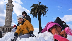  BAŞKAN KARAKAYALI'DAN ÇOCUKLARA KAR SÜRPRİZ