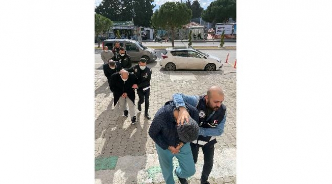 Çeşme'den yurt dışına kaçmaya çalışan 12 FETÖ şüphelisi ve 2 organizatör tutuklandı 