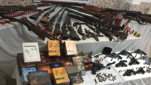  FETÖ şüphelisinin evinden çok sayıda silah ele geçirildi.