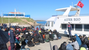 Göçmenleri İtalya'ya kaçıran tekneye operasyon: 197 göçmen yakalandı