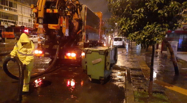 İzmir'de şiddetli yağış ve dolu etkili oldu