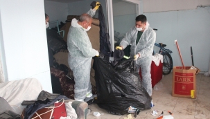 ÜÇ ODALI DAİREDEN DÖRT KAMYON ÇÖP TEMİZLENDİ