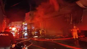 İzmir'de Gıda Çarşısında yangın paniği: 3 iş yerinde hasar meydana geldi