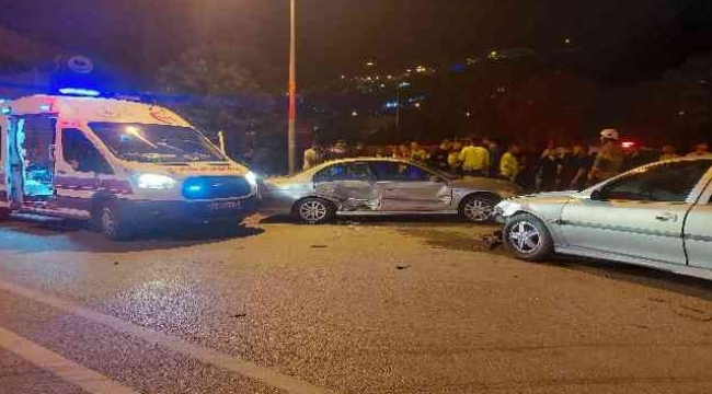 İzmir'de iki otomobil çarpıştı: 2'si çocuk 6 yaralı