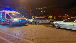 İzmir'de iki otomobil çarpıştı: 2'si çocuk 6 yaralı