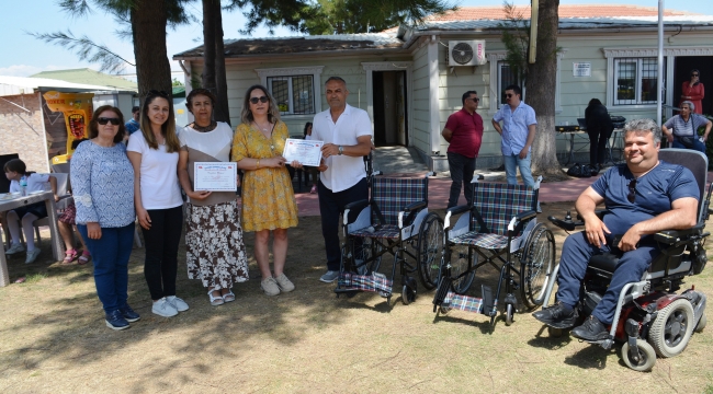 Aliağalı öğrencilerden engellilere tekerlekli sandalye bağışı 