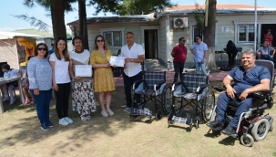 Aliağalı öğrencilerden engellilere tekerlekli sandalye bağışı 