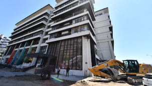 Depremde hasar gören hizmet binası yıkılıyor