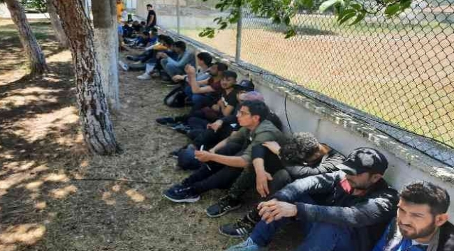 İzmir'de 237 düzensiz göçmen ile 10 insan kaçakçısı yakalandı