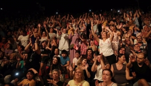 10 bin Bergamalı hemşehrisi Hüsnü Şenlendirici'yi dinledi