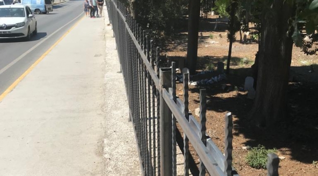 Aliağa eski mezarlık duvarına demir parmaklıklar yapıldı.