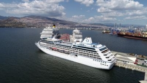 Alsancak Limanı'na aynı gün 3 yolcu gemisi demir attı