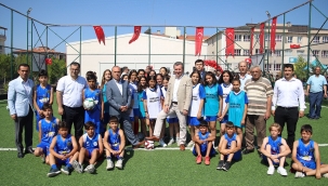 Başkan Koştu, Bergama'da halı sahaların açılışını yaptı