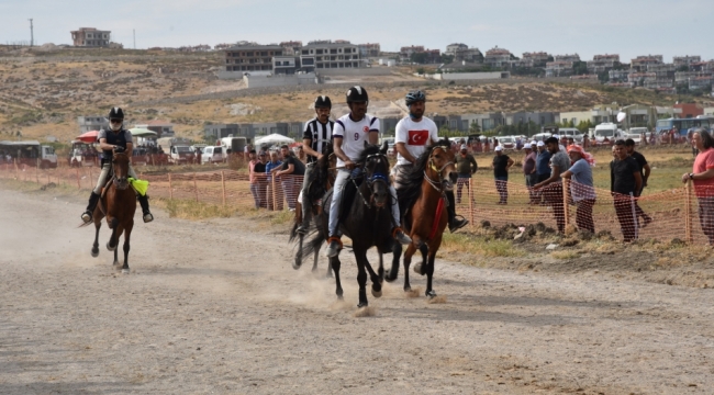 Menemen'de rahvan atlar kıyasıya yarıştı