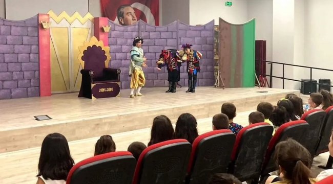 UYGUR ÇOCUK TİYATROSU KINIK'TA SAHNE ALDI