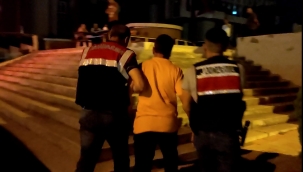 Aliağa'da kendisini polis olarak tanıtıp, silah ticareti yapan şüpheli yakalandı