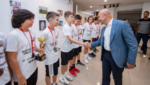 Başkan Soyer, Özel Eraslan Okulu'nun şampiyonlarını ağırladı