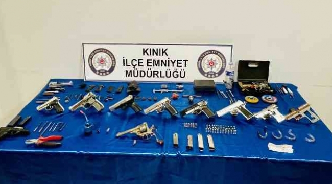 Kınık 'ta polisin düzenlediği operasyonda çok sayıda silah ele geçirildi