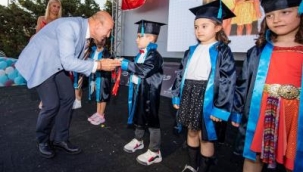  Miniklerin ilk mezuniyet heyecanına Başkan Soyer de ortak oldu