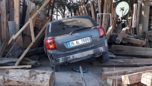 Aliağa'da  otomobil işyerine girdi