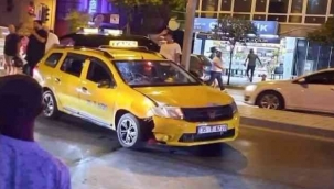 Araçlara yeşil ışık yanarken karşıya geçen vatandaşlara ticari taksi çarptı