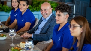 Başkan Soyer şampiyon sutopu takımını kutladı